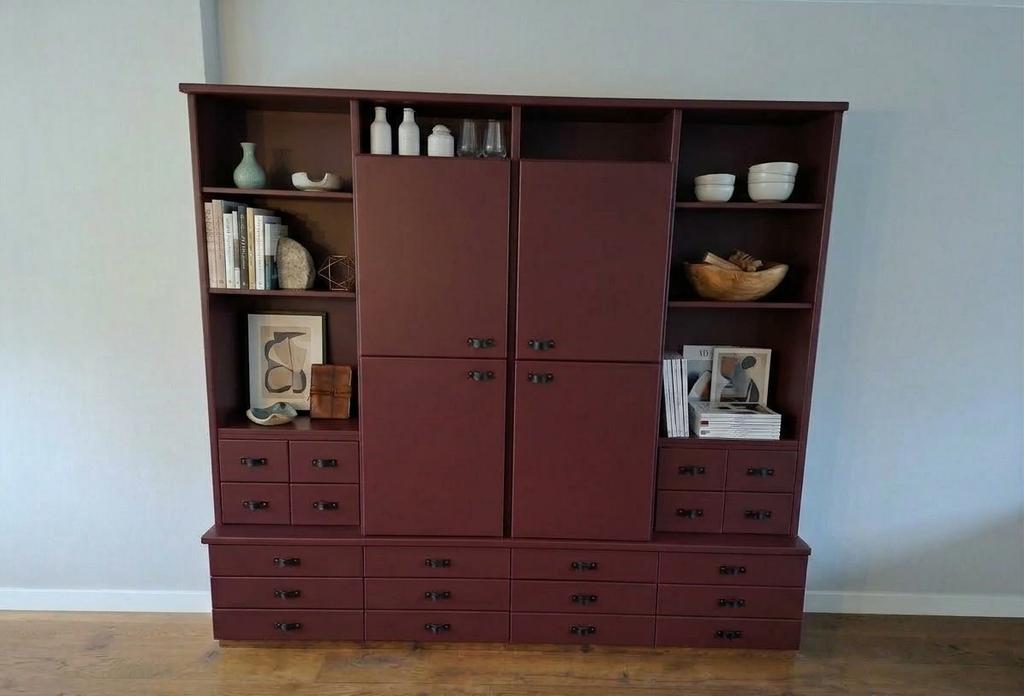 kast-spuiten-woonkamer-rood-spuitwerkonline.png