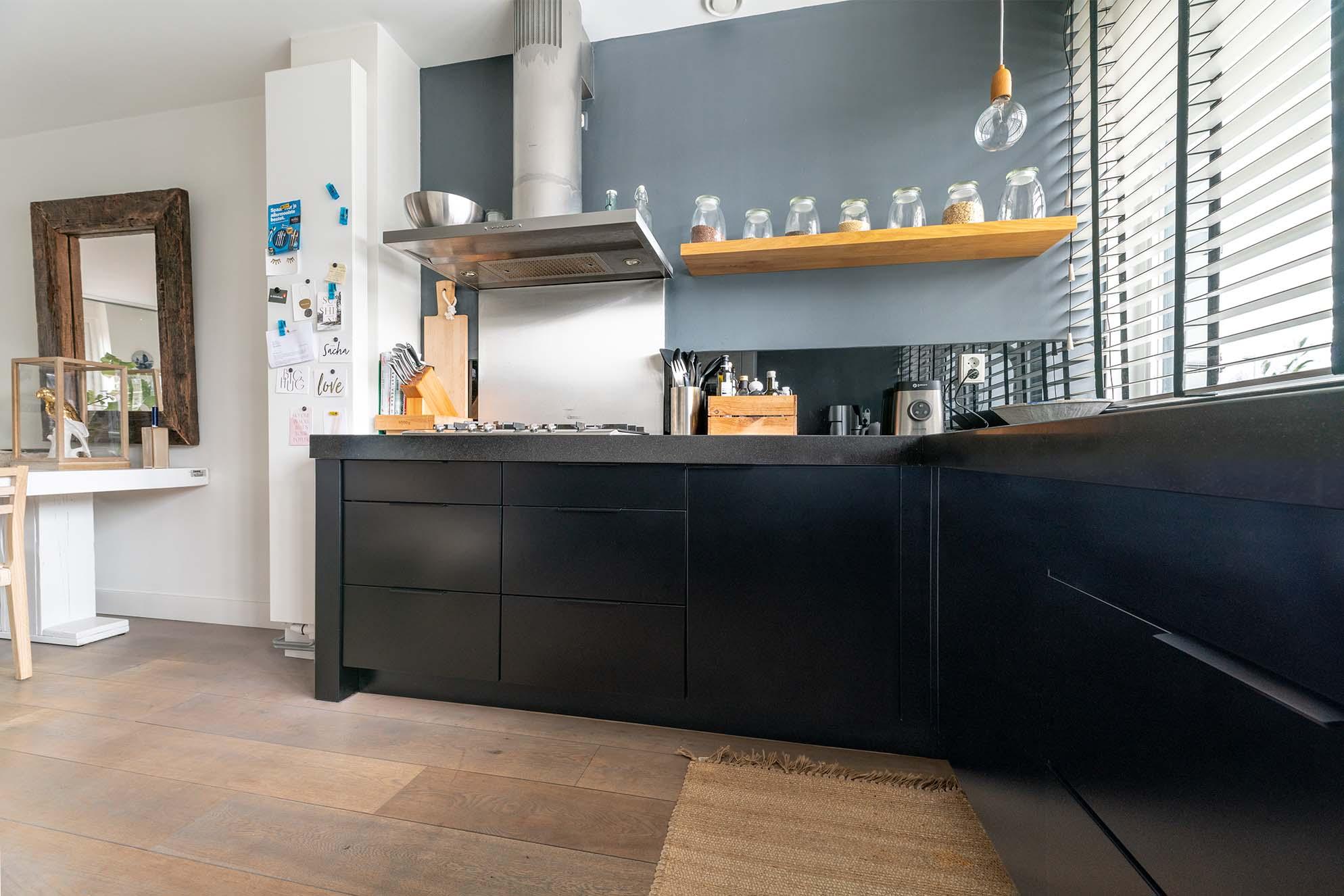Keuken na spuitwerk zwart spuiten